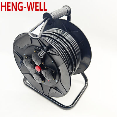 Czarny wyciągający się wir kabel zewnętrzny zaprojektowany do łatwego rozmieszczania i wyciągania kable w trudnych miejscach pracy na zewnątrz